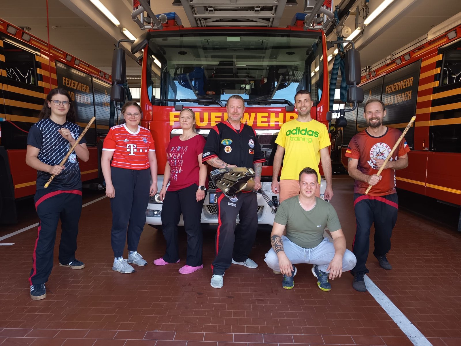 Gruppenfoto Step 4 Escrima vor dem Löschfahrzeug der Feuerwehr Bad Urach
